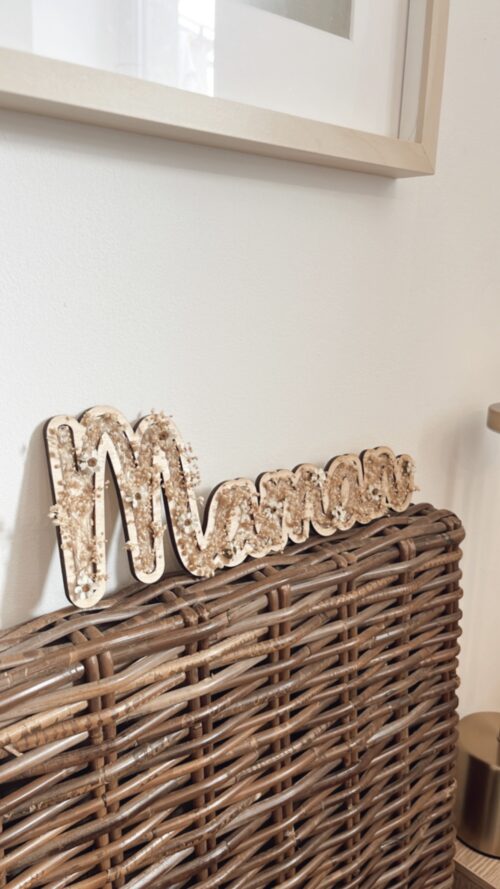 Décoration en bois 'Maman' incrustée de fleurs séchées, parfaite pour un cadeau personnalisé et touchant.