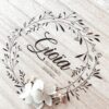 ZOOM SUR LA GRAVURE Valisette "Mes Premiers Souvenirs" en bois naturel, finement gravée avec le nom de bébé et ornée de fleurs séchées. Cette boîte à souvenirs est parfaite pour conserver les premiers moments précieux de bébé. Idéale comme cadeau de naissance personnalisé, elle allie élégance et sentimentalité.