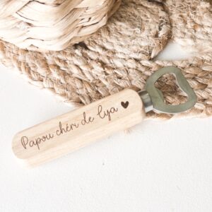 Décapsuleur en bois personnalisable avec gravure, parfait pour un cadeau unique et pratique.