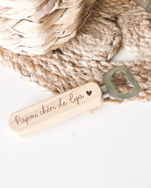 Décapsuleur en bois personnalisable avec gravure, parfait pour un cadeau unique et pratique.