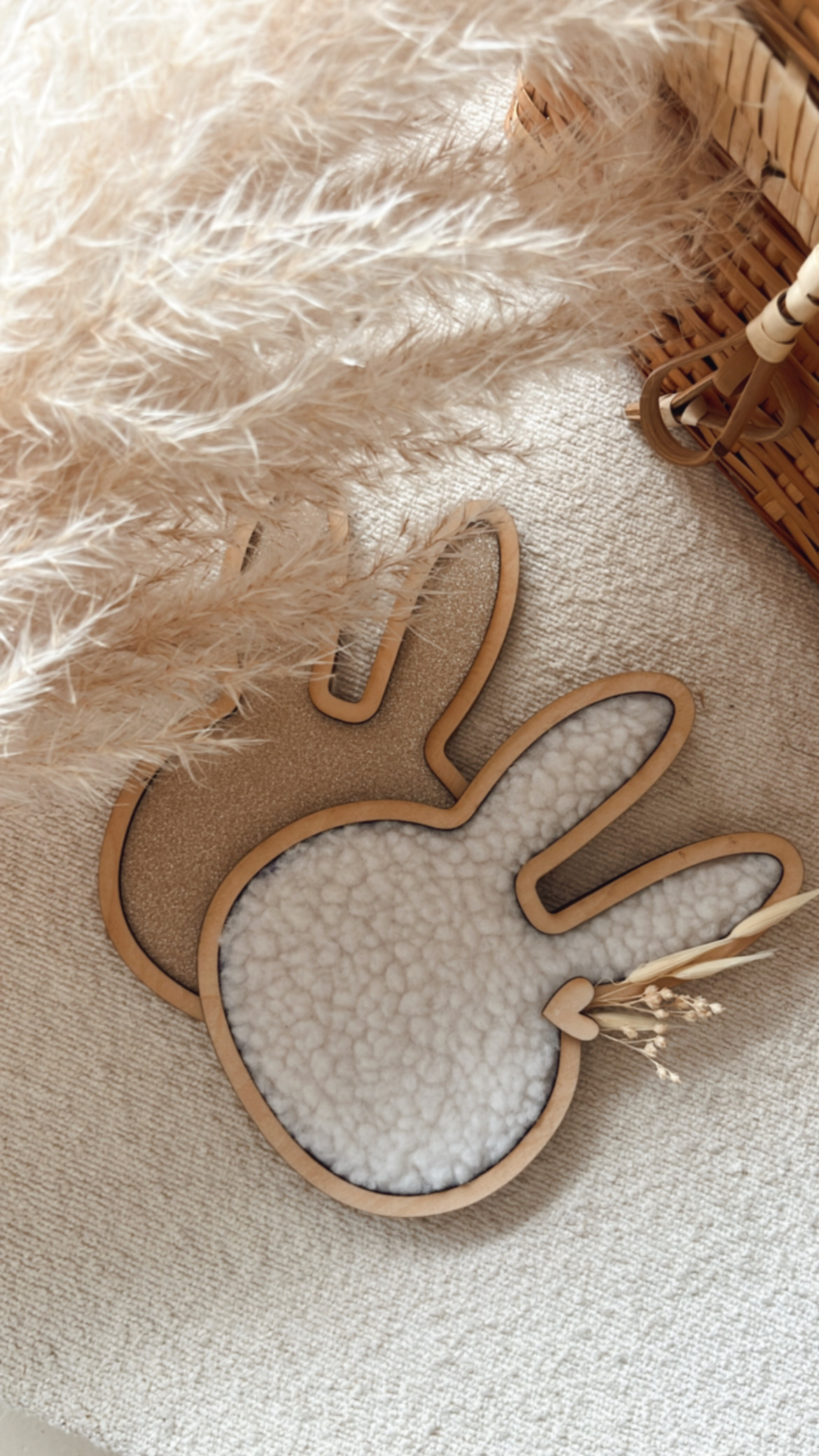 Lot de 2 lapins en bois décoratifs pour Pâques, un avec des paillettes dorées et l'autre avec un tissu doudou et des herbes séchées.