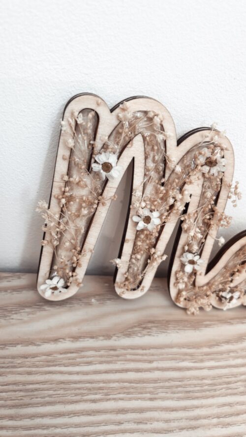 Décoration en bois 'Maman' incrustée de fleurs séchées, parfaite pour un cadeau personnalisé et touchant.