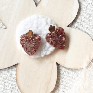 Boucles d'oreilles en résine avec paillettes roses et attaches en acier inoxydable en forme de cœur