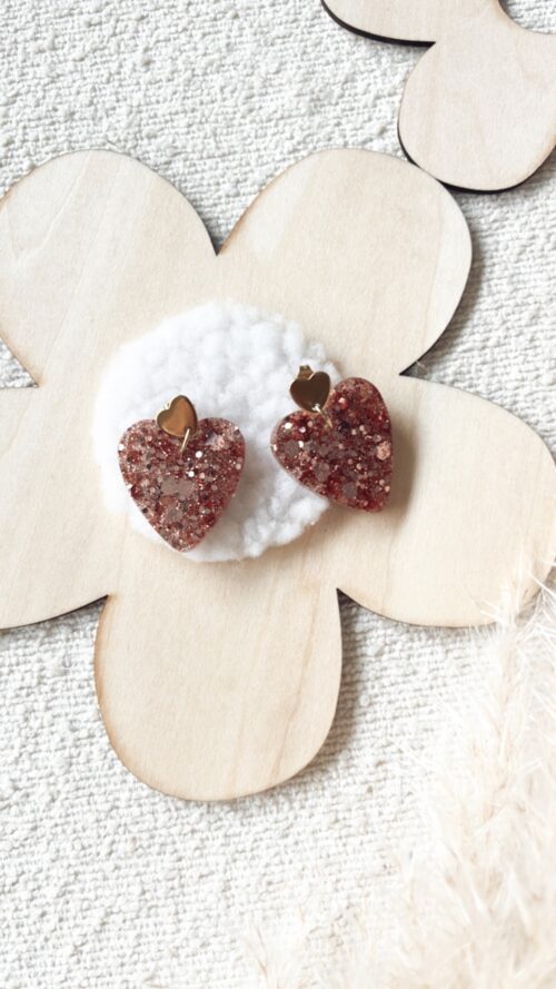 Boucles d'oreilles en résine avec paillettes roses et attaches en acier inoxydable en forme de cœur