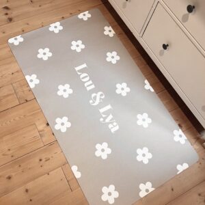 Tapis personnalisable de la collection Bloom, inspiré des marguerites, avec des motifs floraux délicats.