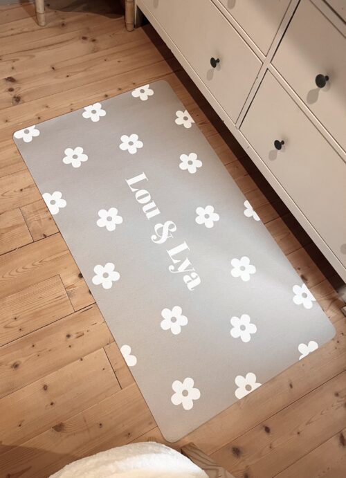 Tapis personnalisable de la collection Bloom, inspiré des marguerites, avec des motifs floraux délicats.
