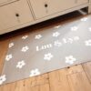 Tapis personnalisable de la collection Bloom, inspiré des marguerites, avec des motifs floraux délicats.