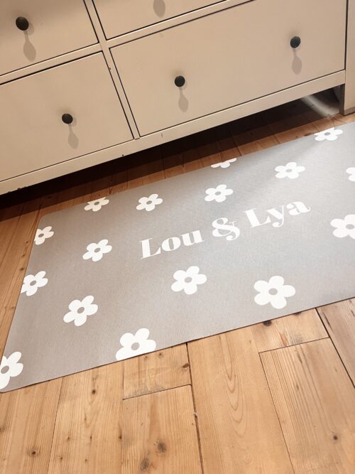 Tapis personnalisable de la collection Bloom, inspiré des marguerites, avec des motifs floraux délicats.