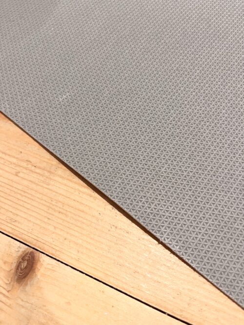 Tapis personnalisable de la collection Bloom, inspiré des marguerites, avec des motifs floraux délicats.