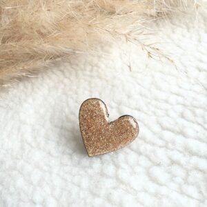 Pin’s en forme de cœur recouvert de paillettes scintillantes, accessoire fantaisie fait main, unique et poétique.