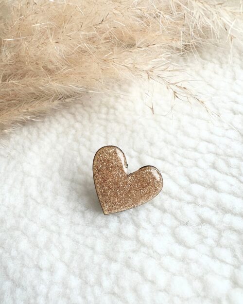 Pin’s en forme de cœur recouvert de paillettes scintillantes, accessoire fantaisie fait main, unique et poétique.