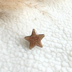 Pin’s en forme d’étoile recouvert de paillettes scintillantes, accessoire fantaisie fait main, unique et lumineux.