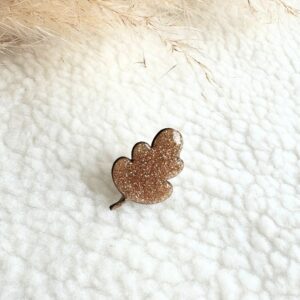 Pin’s en forme de feuille d’automne recouverte de paillettes scintillantes, accessoire fantaisie fait main, unique et poétique.