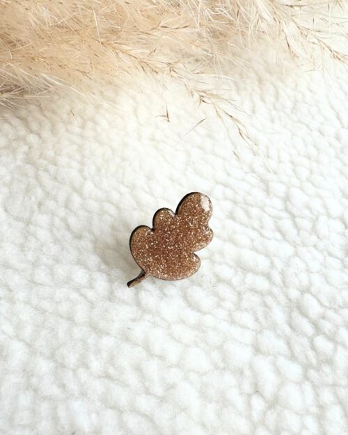 Pin’s en forme de feuille d’automne recouverte de paillettes scintillantes, accessoire fantaisie fait main, unique et poétique.