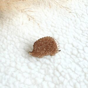 Pin’s en forme de hérisson décoré de paillettes scintillantes, accessoire fantaisie fait main, unique et poétique.