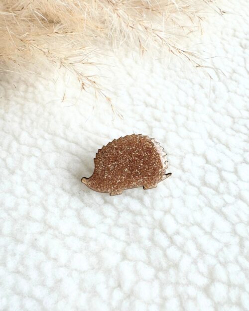 Pin’s en forme de hérisson décoré de paillettes scintillantes, accessoire fantaisie fait main, unique et poétique.