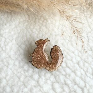 Pin’s en forme d’écureuil décoré de paillettes scintillantes, accessoire fantaisie fait main, original et poétique.