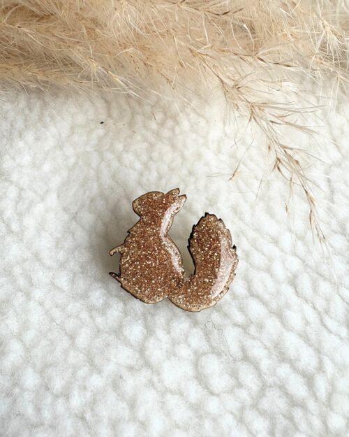 Pin’s en forme d’écureuil décoré de paillettes scintillantes, accessoire fantaisie fait main, original et poétique.