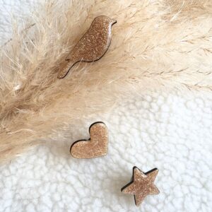 Pin’s décoré de paillettes scintillantes, accessoire fantaisie fait main, original et poétique.