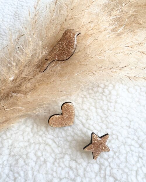 Pin’s décoré de paillettes scintillantes, accessoire fantaisie fait main, original et poétique.