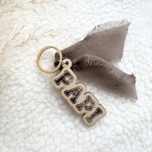Porte-clés en bois gravé « Papi » avec ruban mousseline, cadeau personnalisé pour grand-père.