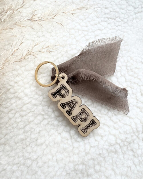 Porte-clés en bois gravé « Papi » avec ruban mousseline, cadeau personnalisé pour grand-père.