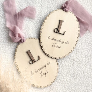 Pancarte dressing en bois gravé personnalisable, décoration élégante et artisanale pour intérieur unique.
