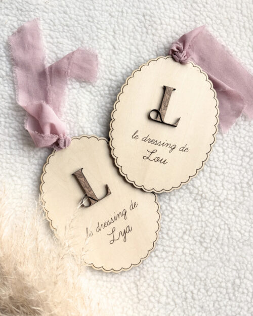 Pancarte dressing en bois gravé personnalisable, décoration élégante et artisanale pour intérieur unique.