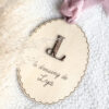 Pancarte dressing en bois gravé personnalisable, décoration élégante et artisanale pour intérieur unique.