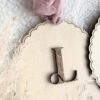 Pancarte dressing en bois gravé personnalisable, décoration élégante et artisanale pour intérieur unique.