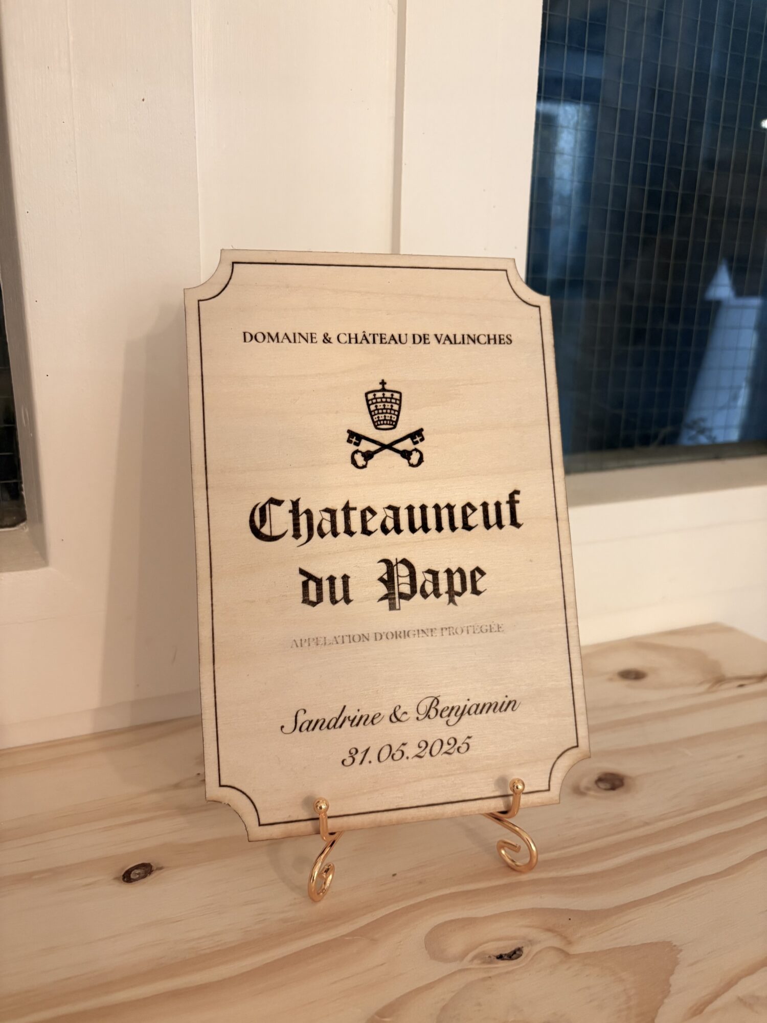 Nom de table en bois gravé, personnalisable avec texte ou prénom, décoration élégante pour mariage, baptême ou événement.