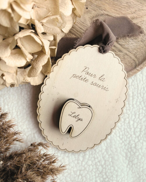 médaillon petite souris en bois gravé personnalisé avec nom d’enfant.
