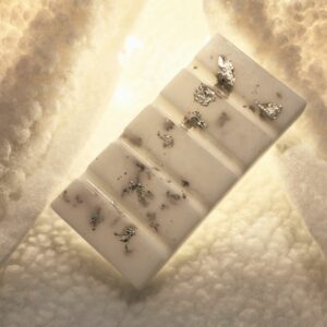 Fondant parfumé au monoï en cire végétale, fait main, décoré délicatement, diffusant une senteur chaude et exotique pour parfumer la maison.