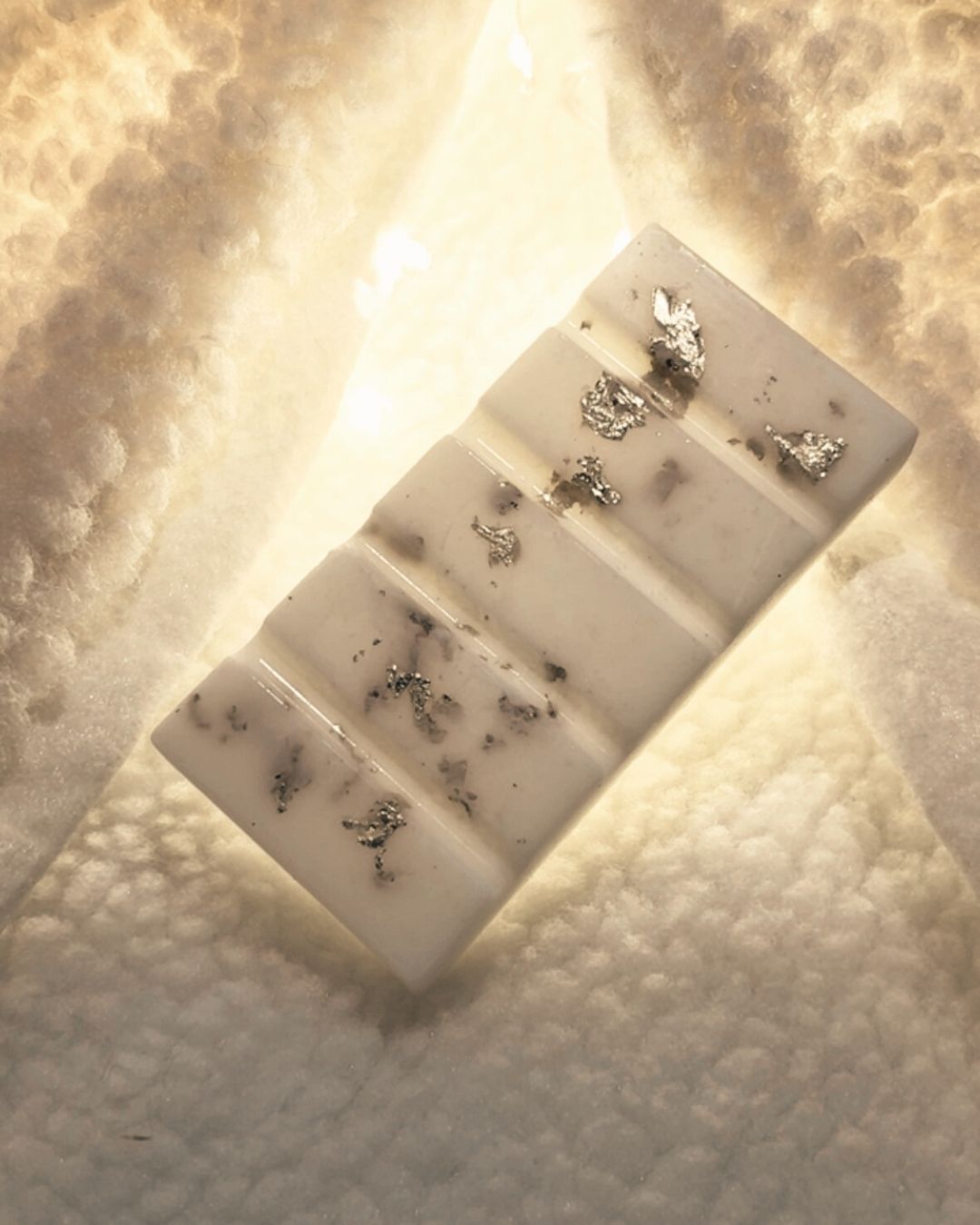 Fondant parfumé au monoï en cire végétale, fait main, décoré délicatement, diffusant une senteur chaude et exotique pour parfumer la maison.