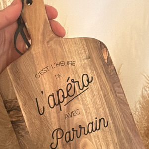 Notre planche à découper gravée personnalisable allie praticité, authenticité et émotion. Le cadeau parfait.