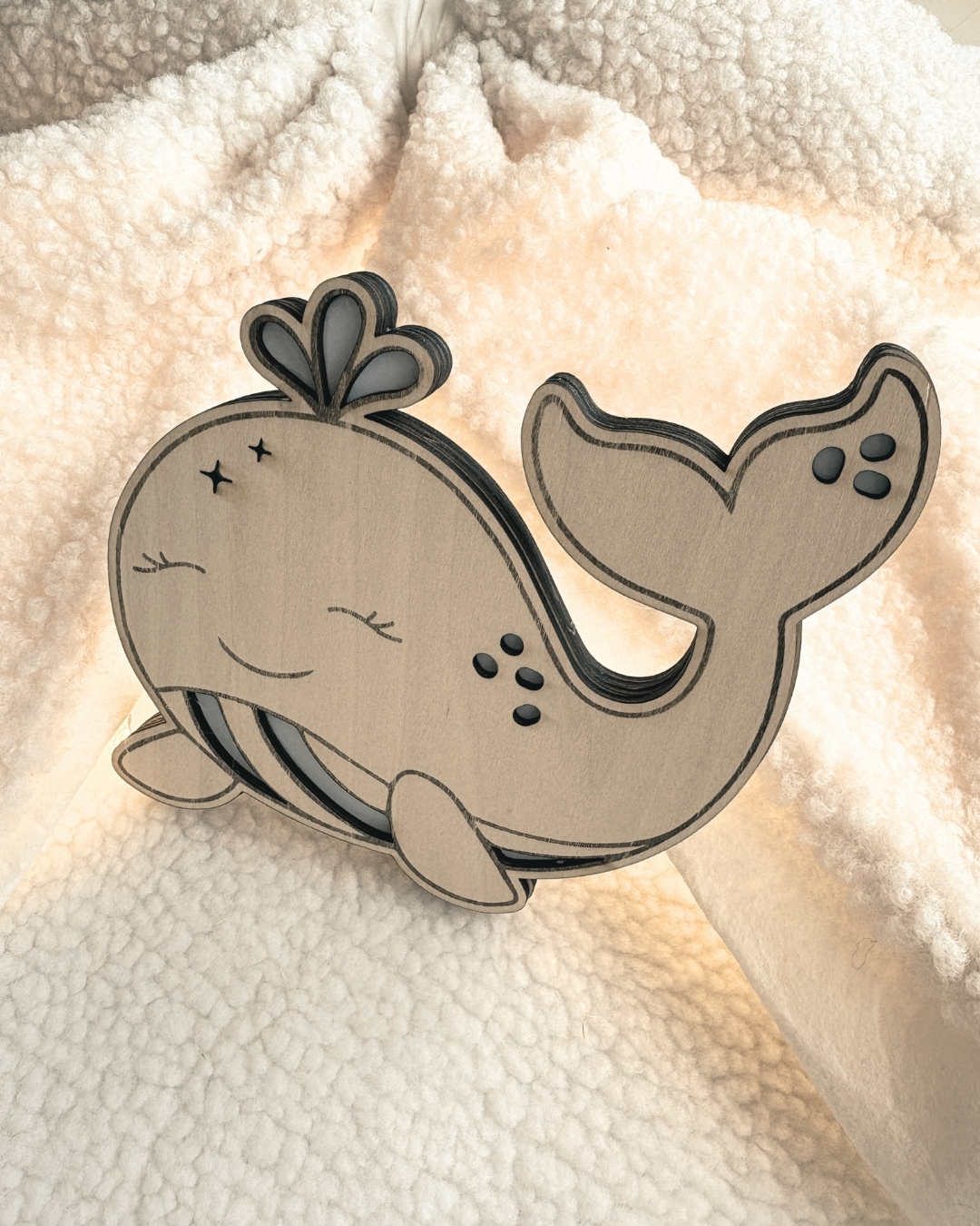 veilleuse artisanale en forme de baleine en bois