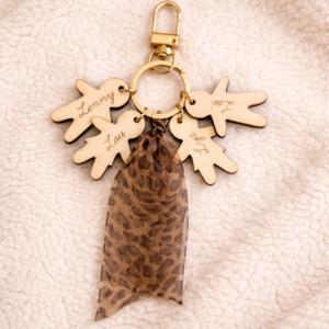 Porte-clé personnalisable en bois avec prénoms des petits-enfants, ruban imprimé et attache dorée, idée cadeau pour Mamie.