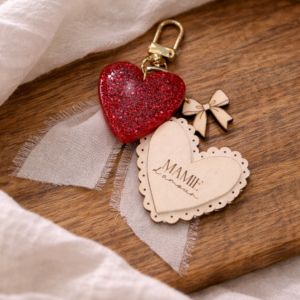 Porte-clé Mamie d’Amour en bois gravé avec cœur rouge pailleté et ruban délicat, création artisanale fait main.