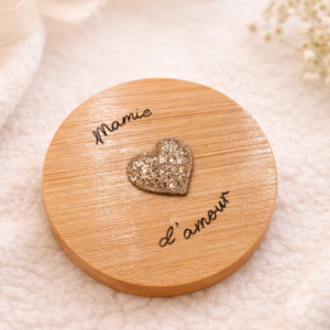 Miroir de poche gravé Mamie d’amour avec cœur pailleté. Idée cadeau original et plein d’émotion pour la Fête des Grands-Mères.