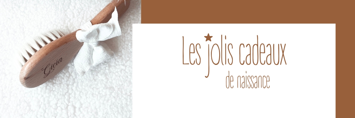 Découvrez nos créations délicates pour bébé : des cadeaux de naissance faits-main, décorés de fleurs séchées, de paillettes… pour des moments uniques et poétiques. Des souvenirs intemporels. 