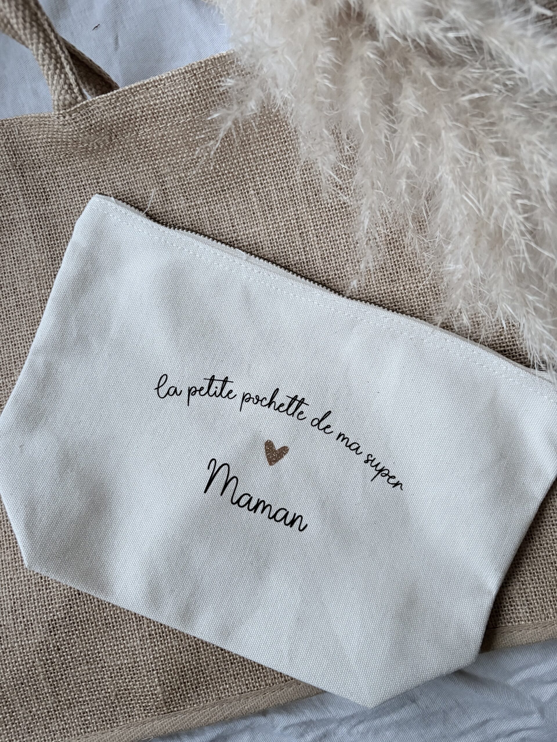 Pochette personnalisée pour maman en tissu beige avec inscription “la petite pochette de ma super maman”, idée cadeau fête des mères douce et élégante, création artisanale Pepette and Co.