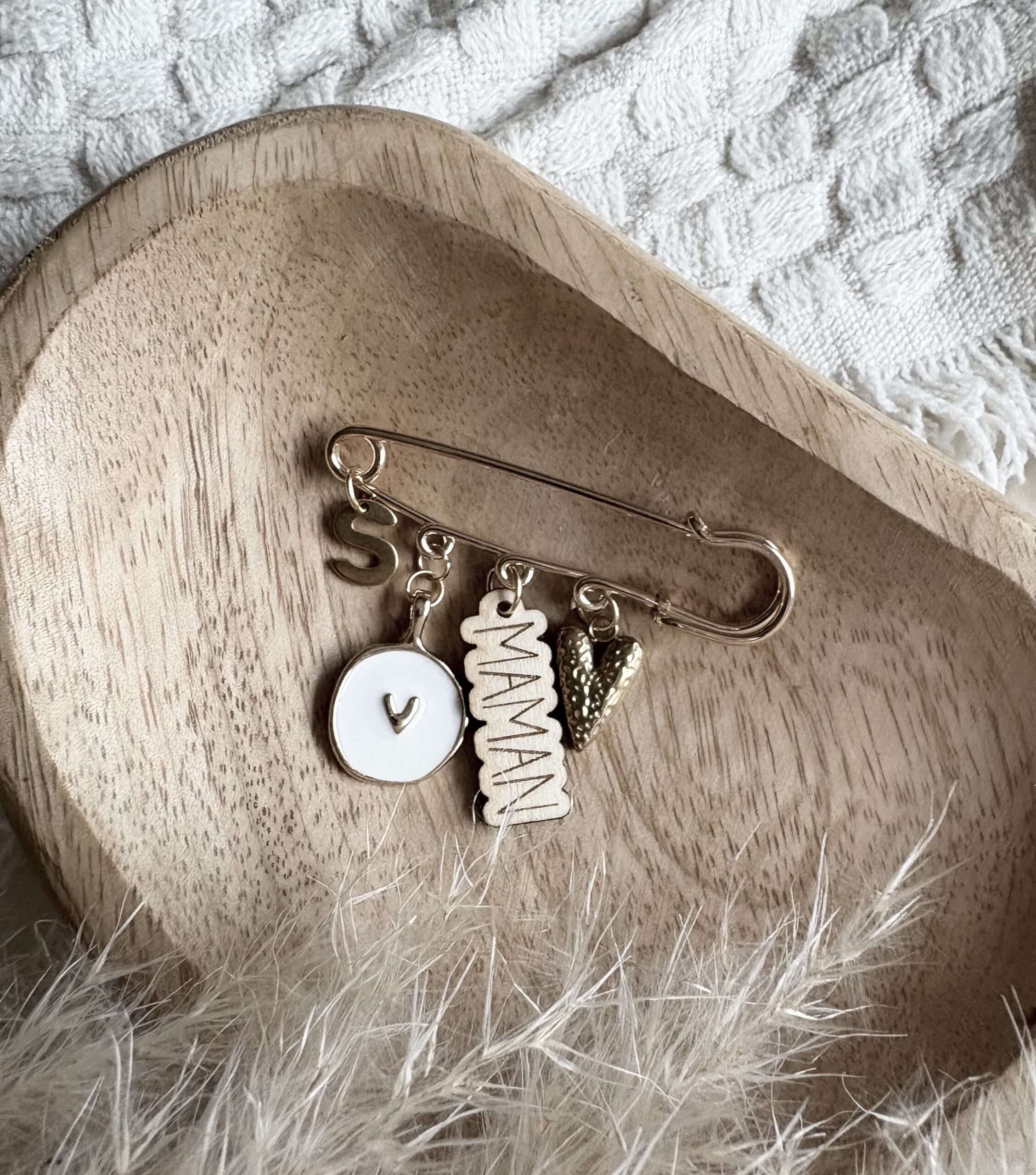 Broche personnalisée maman en bois et métal doré, création artisanale française style bohème chic pour cadeau fête des mères.