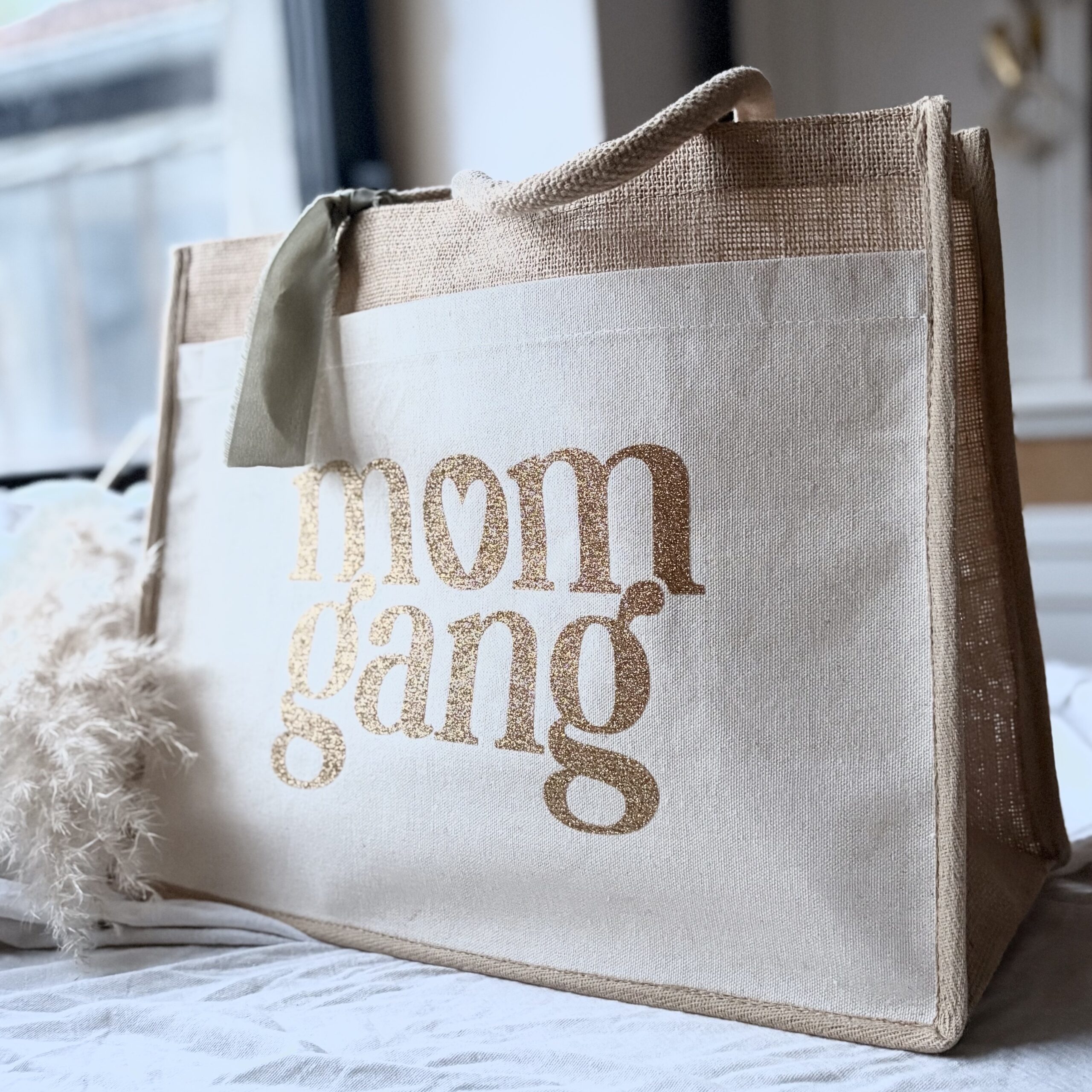Sac cabas XL en jute beige avec inscription dorée “Mom Gang”, grand sac tendance pour maman, pratique pour le quotidien et les sorties en famille.